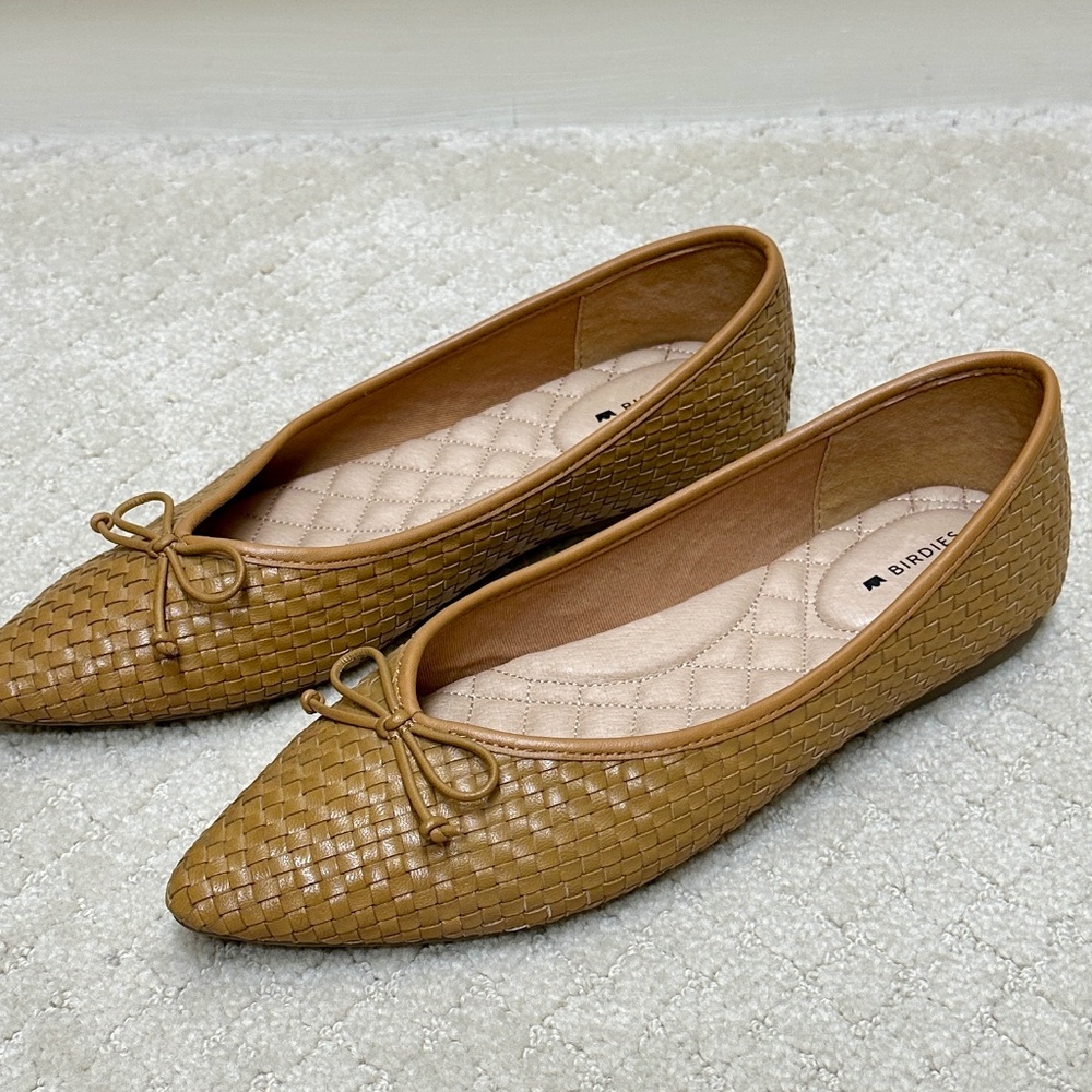 Birdies The Goldfinch tan woven flats size 8